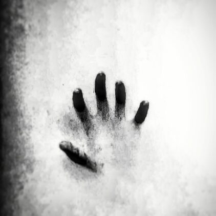 Hand, von der nur die Finger zu sehen sind. der REst verschindet wie im Nebel.